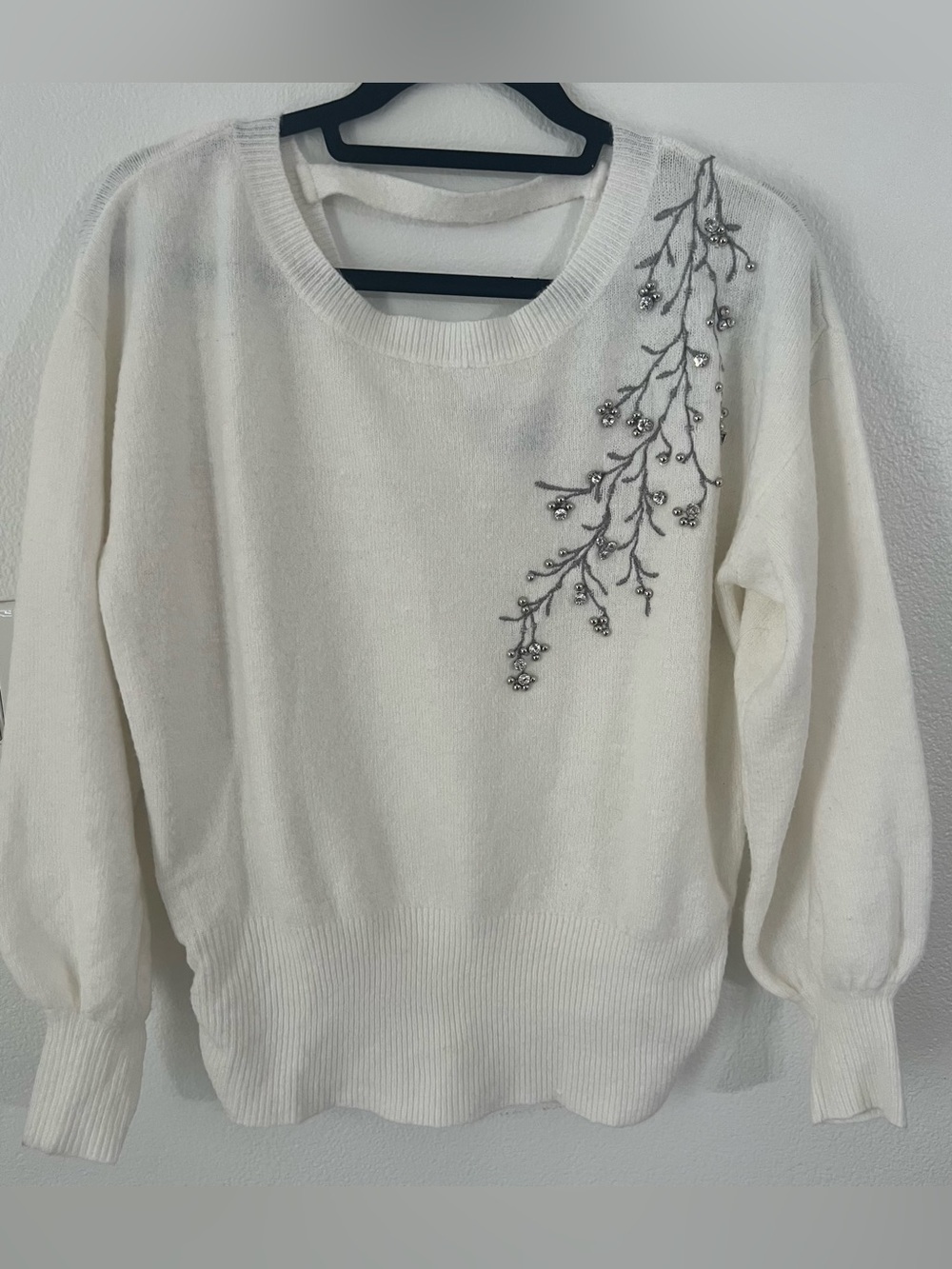 Democracy white sweater V-neck embellished w/ silver beads & rhinestones Wmn’s M